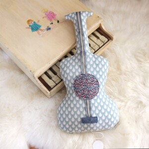 GUI2_1_Guitare_Zgling_gling_boite_a_musique.jpg Guitare Zgling gling boîte à musique