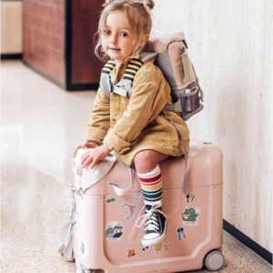534503_7_STOKKE_JetKids_Rose_Limonade Valise enfant Stokke JetKids BedBox Rose Limonade