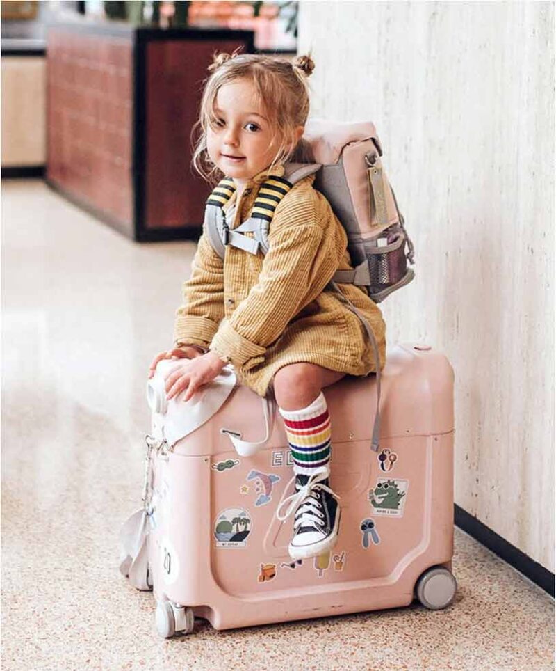 534503_7_STOKKE_JetKids_Rose_Limonade Valise enfant Stokke JetKids BedBox Rose Limonade