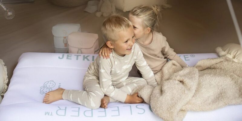 584601_11_STOKKE_CloudSleeper_Blanc Lit de voyage gonflable CloudSleeper JetKids by Stokke®