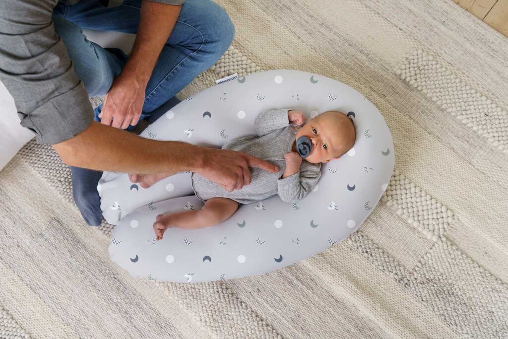B62_4_Buddy_Blue_Grey_Moon_Doomoo Coussin D'allaitement et Maternité BUDDY, Blue Grey Moon