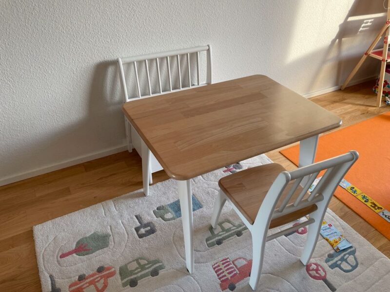 Geuther_7_SET20_WENA_Ensemble_Bambino_Blanc_Naturel Ensemble Table 2 Chaises et Banc coffre BAMBINO Blanc Naturel