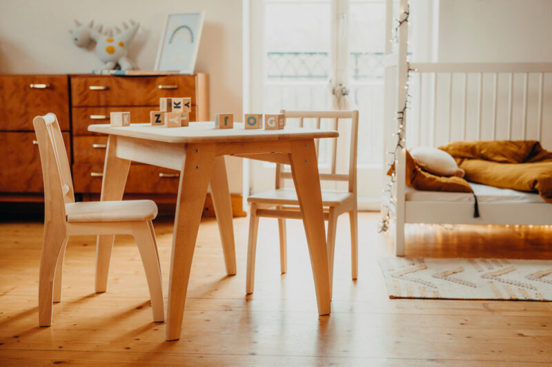 Geuther_9_SET20_WENA_Ensemble_Bambino_Blanc_Naturel Ensemble Table 2 Chaises et Banc coffre BAMBINO Blanc Naturel