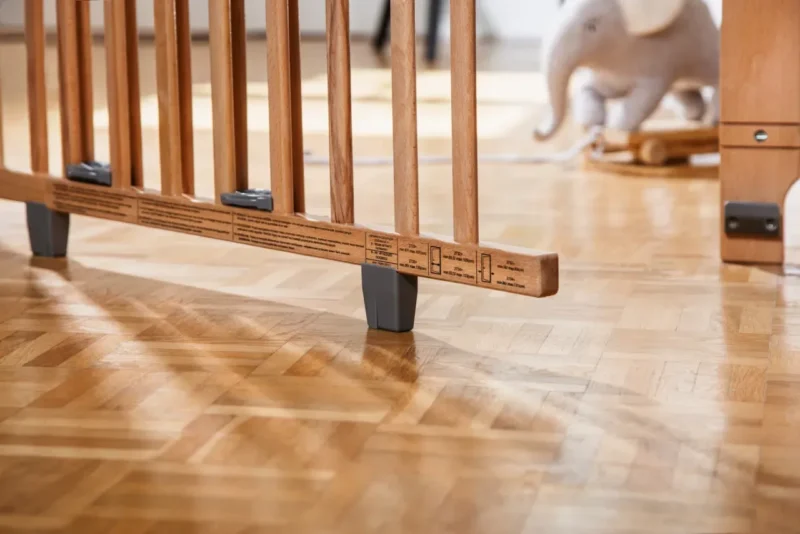 Geuther B 2735. NA 3 Barrière D' Escalier 2733 2735 Pour Ouvertures De 67 À 135 Cm En Bois