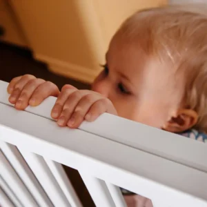 Geuther B 2735. WE 3 Barrière D' Escalier 2733 2735 Pour Ouvertures De 67 À 135 Cm En Bois