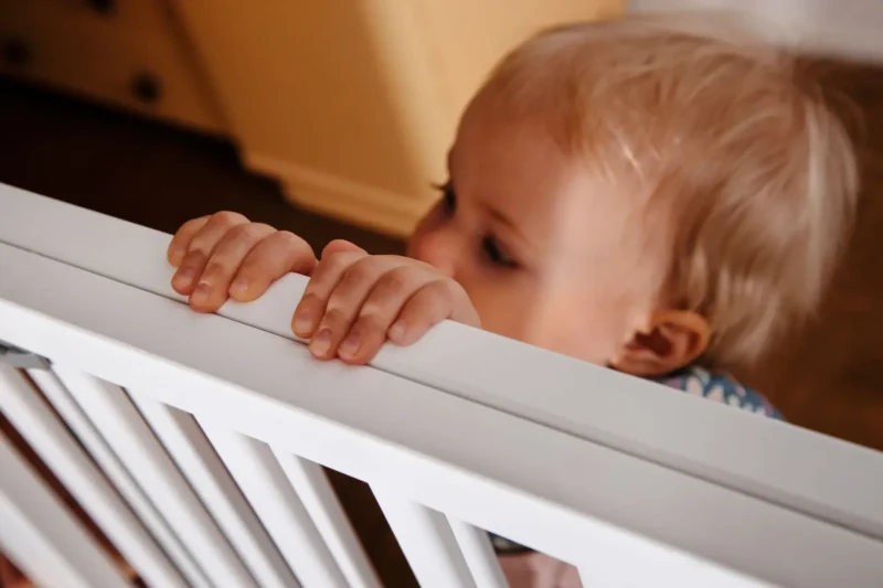 Geuther B 2735. WE 3 Barrière D' Escalier 2733 2735 Pour Ouvertures De 67 À 135 Cm En Bois