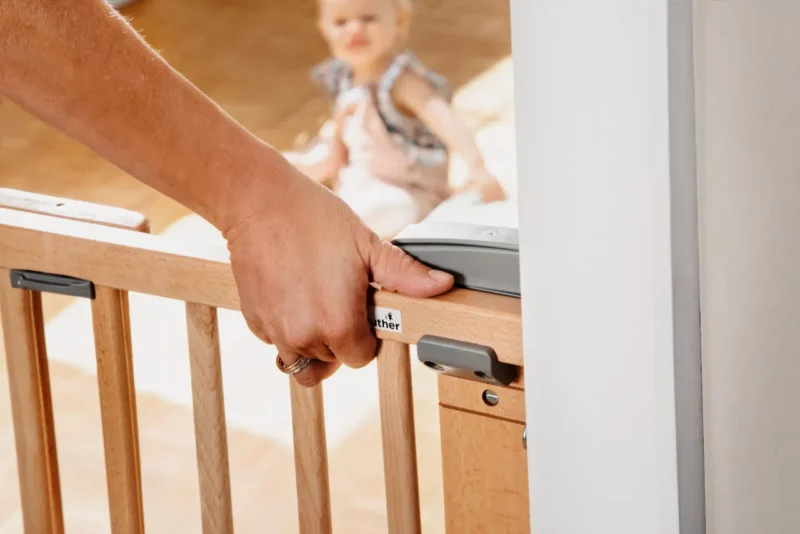 Geuther B 2735. WE 5 Barrière D' Escalier 2733 2735 Pour Ouvertures De 67 À 135 Cm En Bois