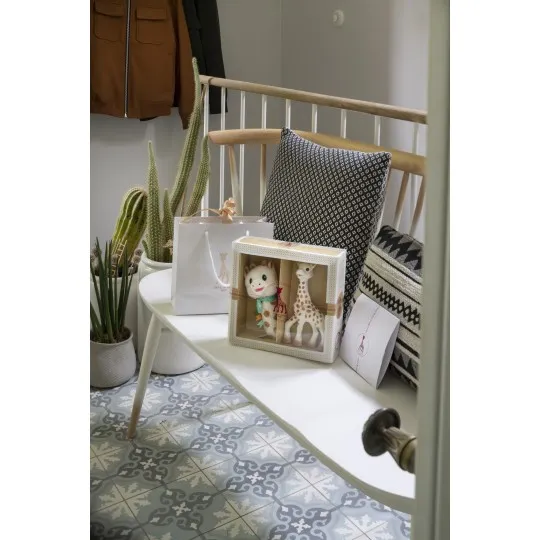 Sophie La Girafe 000012 2 Sophie La Girafe + Hochet Peluche Pouet